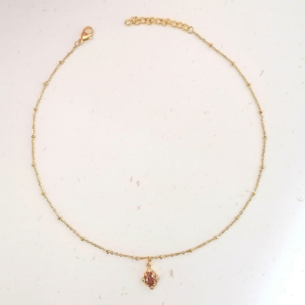 Collier à fine chaîne dorée et pendentif pierre rose "Katia"